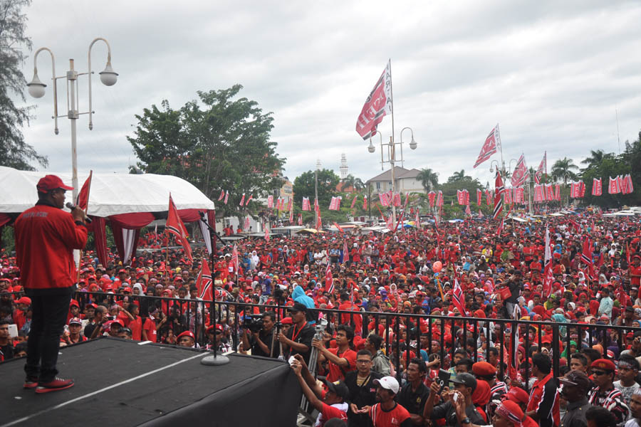 Wakil Ketua KPA Aceh Rayeuk Pak Cek saat berorasi di Stadion Haji Dimurthala